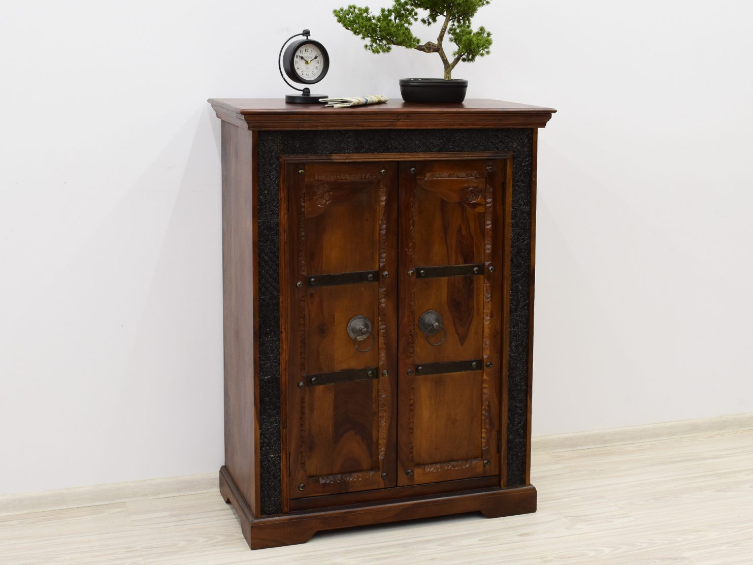 komoda-kolonialna-lite-drewno-palisander-indyjski-recznie-rzezbiona-metalowe-okucia