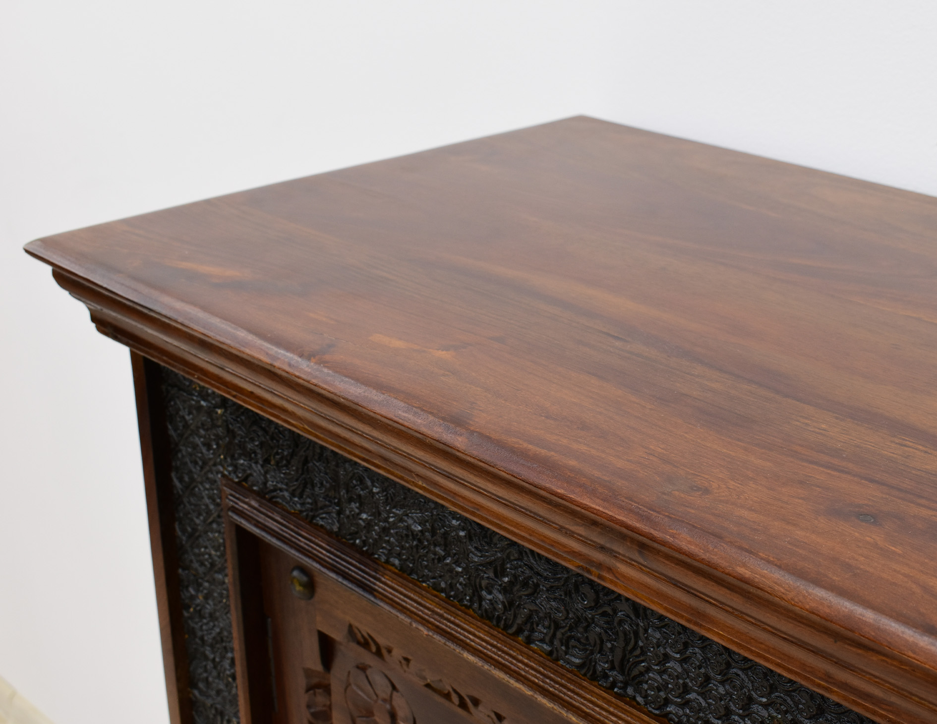 komoda-kolonialna-lite-drewno-palisander-indyjski-recznie-rzezbiona-metalowe-okucia (10)