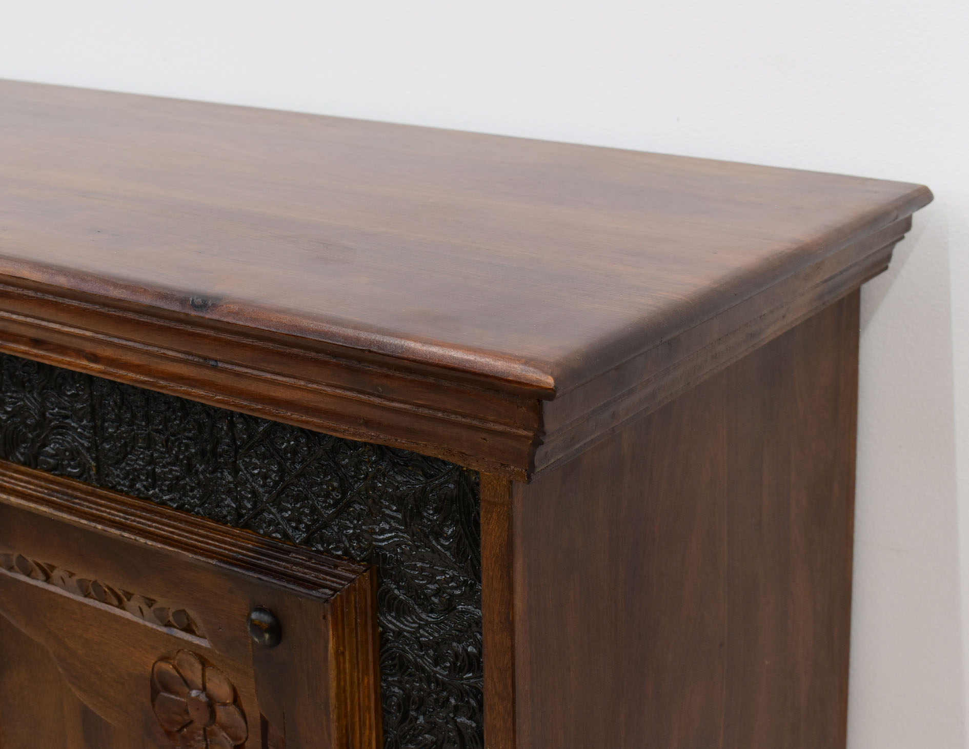 komoda-kolonialna-lite-drewno-palisander-indyjski-recznie-rzezbiona-metalowe-okucia (11)