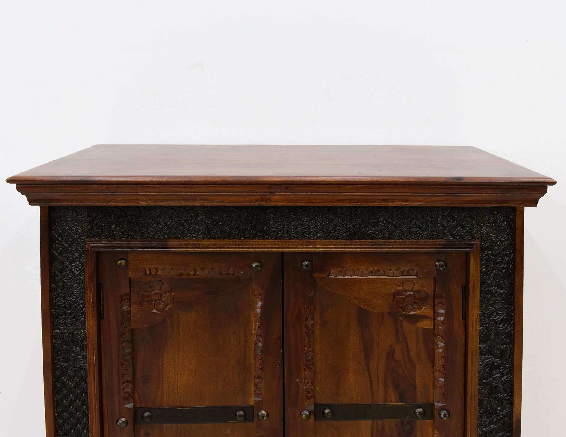 komoda-kolonialna-lite-drewno-palisander-indyjski-recznie-rzezbiona-metalowe-okucia (12)