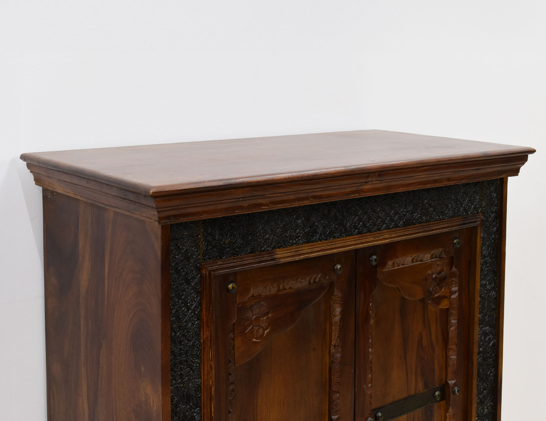 komoda-kolonialna-lite-drewno-palisander-indyjski-recznie-rzezbiona-metalowe-okucia (13)