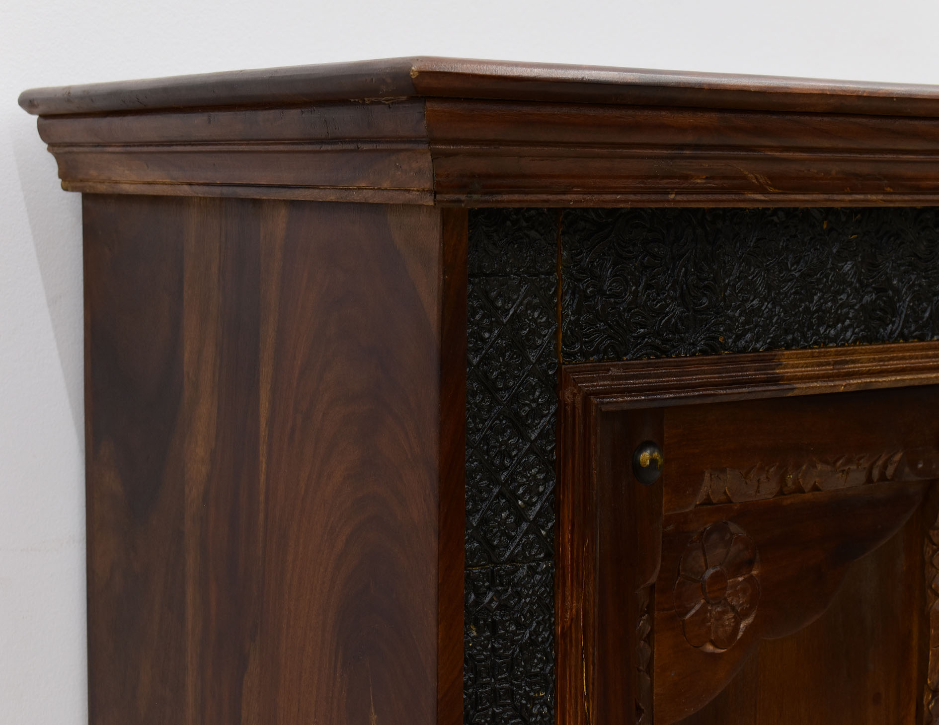 komoda-kolonialna-lite-drewno-palisander-indyjski-recznie-rzezbiona-metalowe-okucia (14)