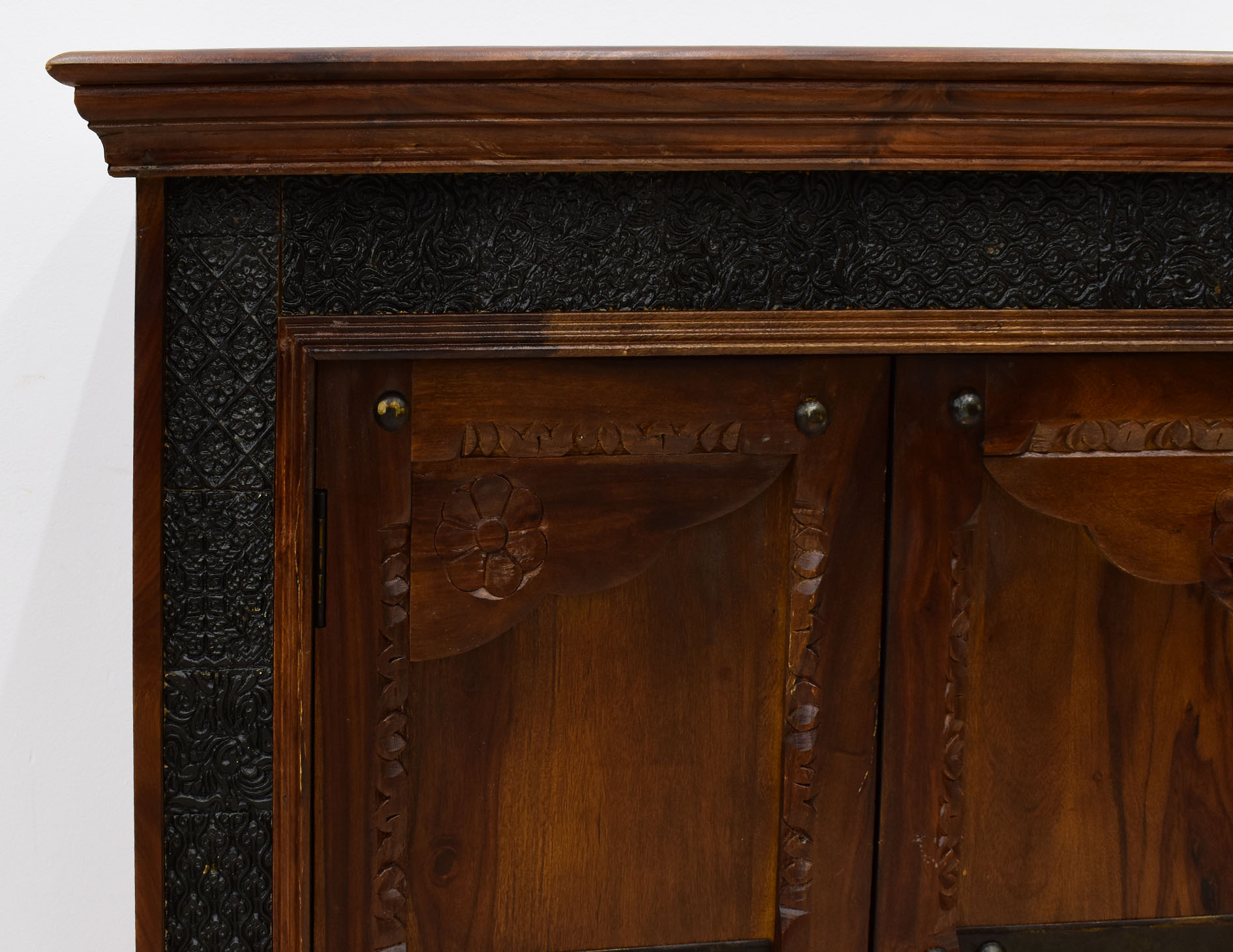 komoda-kolonialna-lite-drewno-palisander-indyjski-recznie-rzezbiona-metalowe-okucia (15)