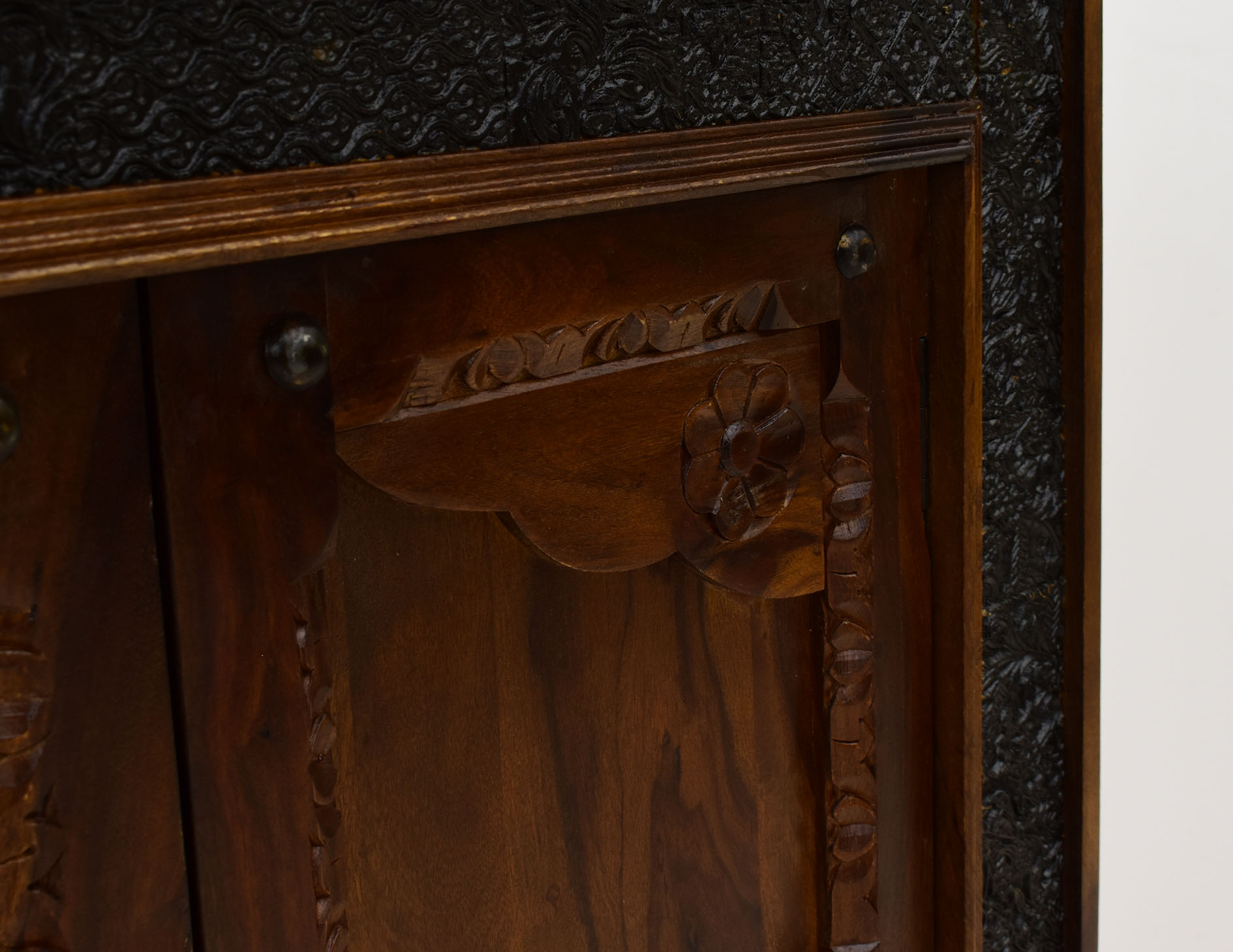 komoda-kolonialna-lite-drewno-palisander-indyjski-recznie-rzezbiona-metalowe-okucia (16)