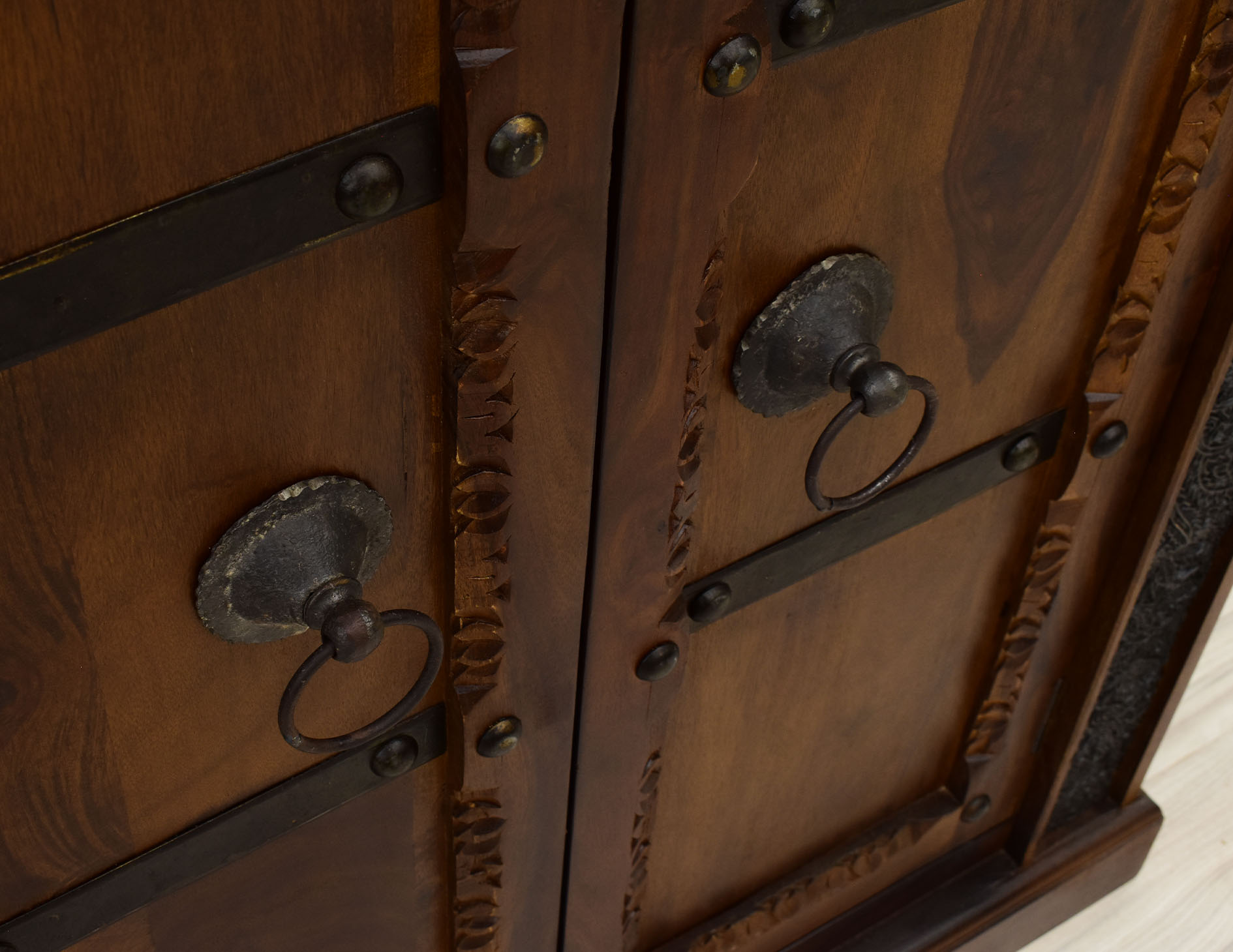 komoda-kolonialna-lite-drewno-palisander-indyjski-recznie-rzezbiona-metalowe-okucia (17)