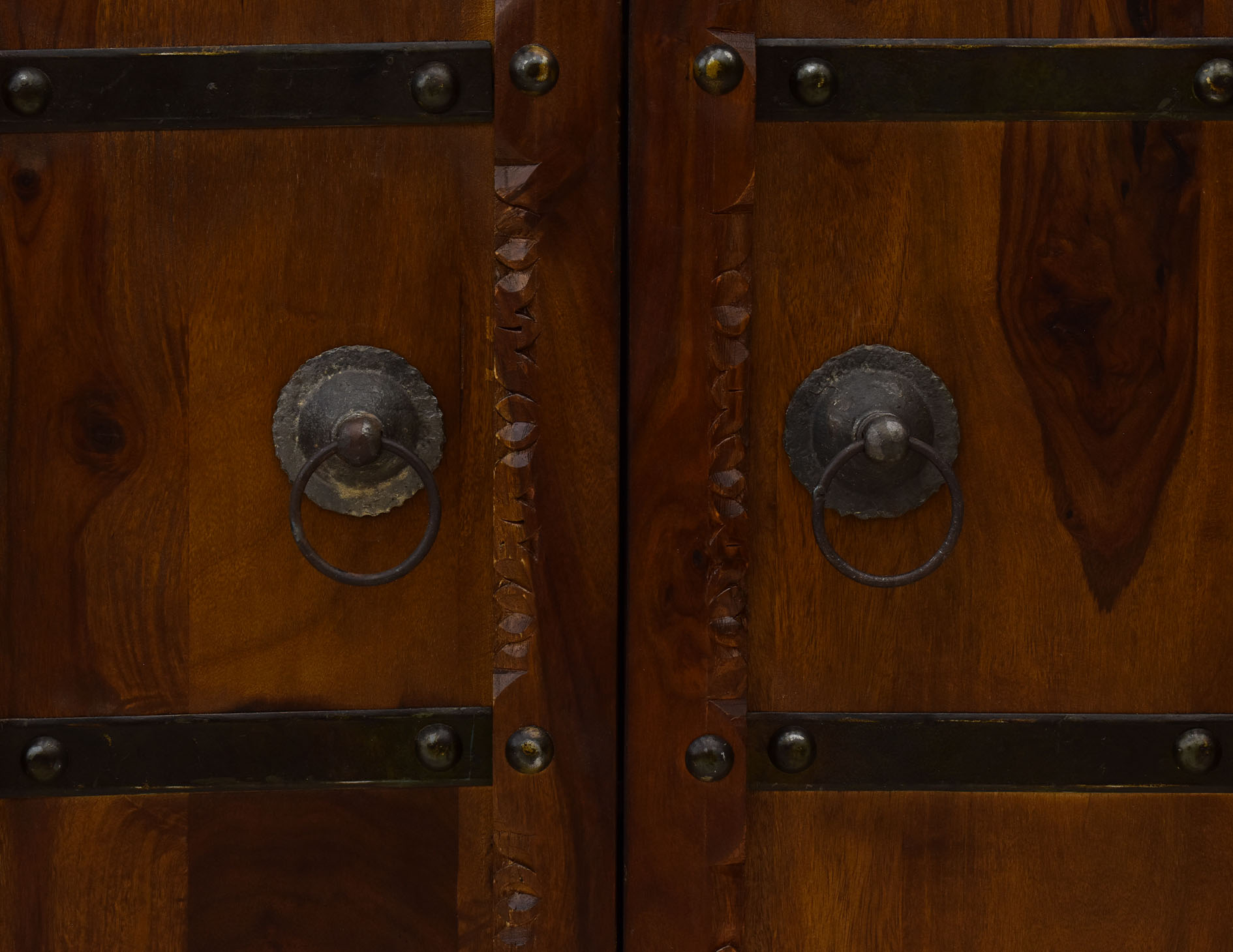 komoda-kolonialna-lite-drewno-palisander-indyjski-recznie-rzezbiona-metalowe-okucia (18)