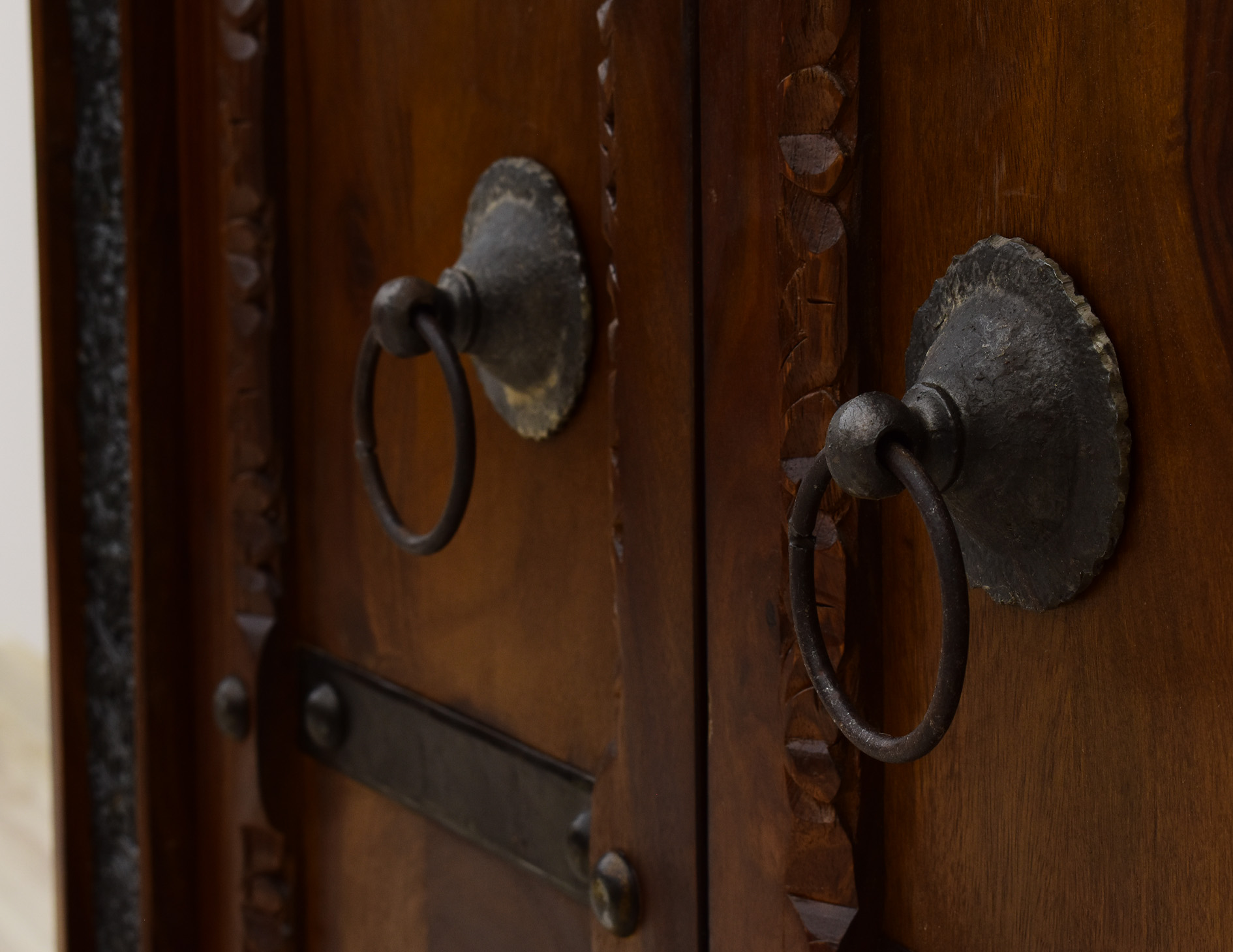 komoda-kolonialna-lite-drewno-palisander-indyjski-recznie-rzezbiona-metalowe-okucia (19)