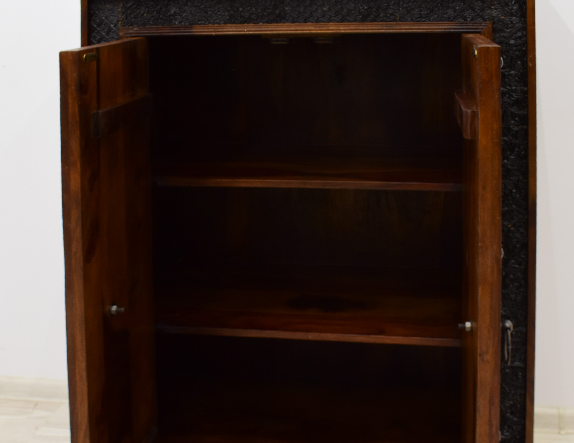 komoda-kolonialna-lite-drewno-palisander-indyjski-recznie-rzezbiona-metalowe-okucia (20)