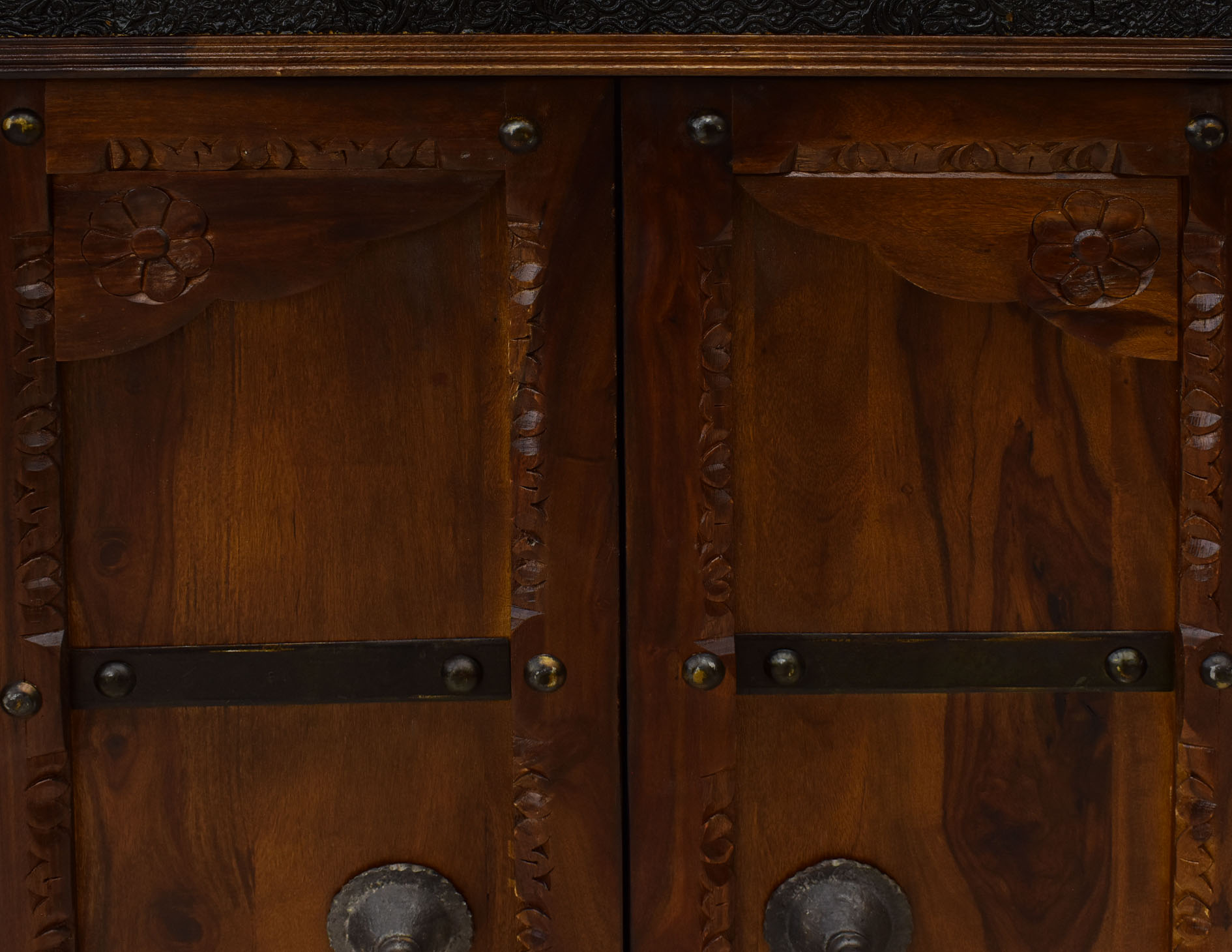 komoda-kolonialna-lite-drewno-palisander-indyjski-recznie-rzezbiona-metalowe-okucia (21)