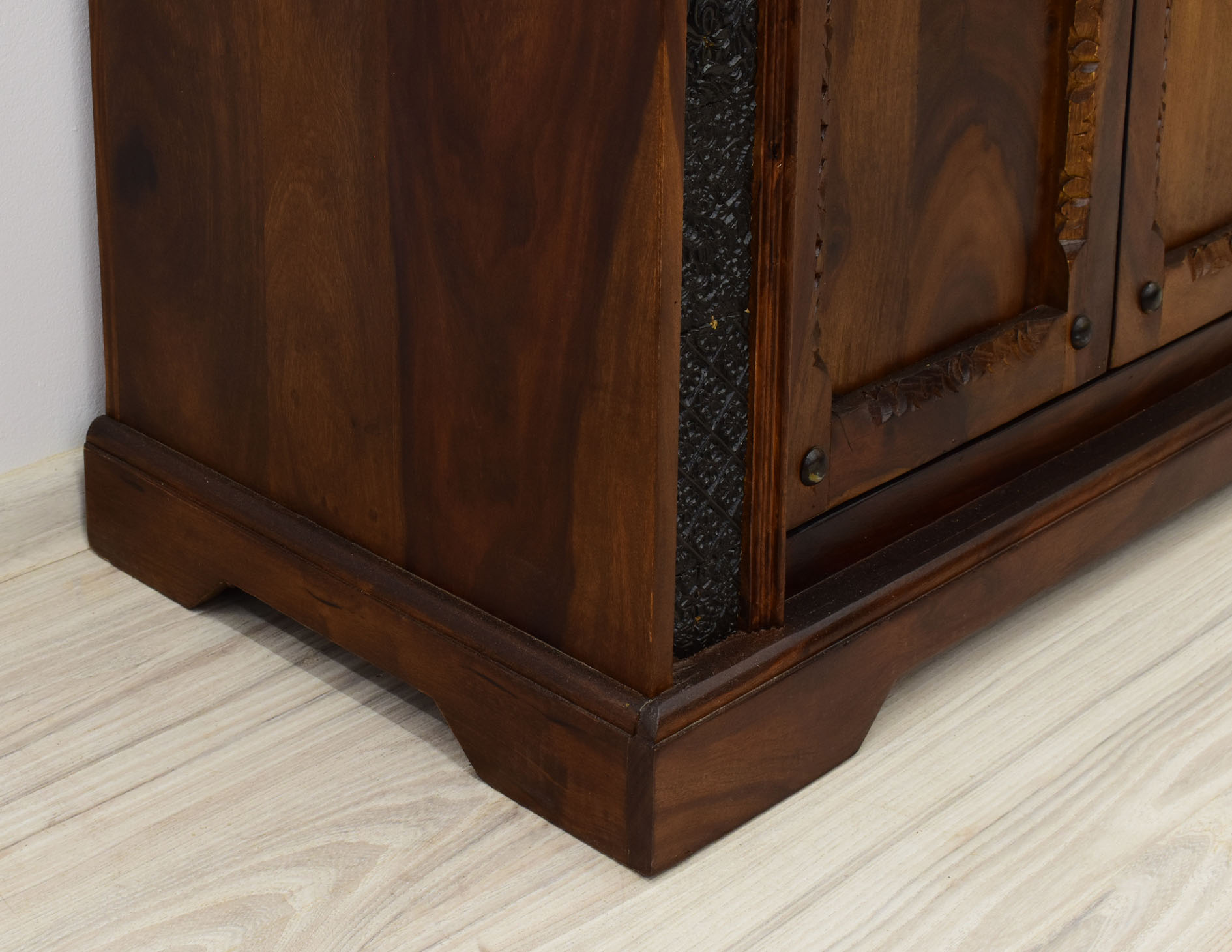 komoda-kolonialna-lite-drewno-palisander-indyjski-recznie-rzezbiona-metalowe-okucia (22)