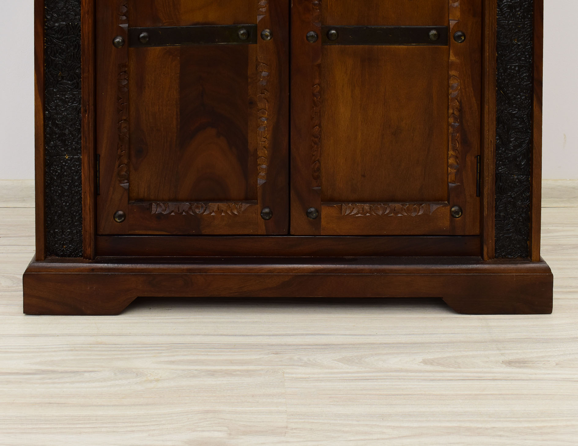 komoda-kolonialna-lite-drewno-palisander-indyjski-recznie-rzezbiona-metalowe-okucia (23)