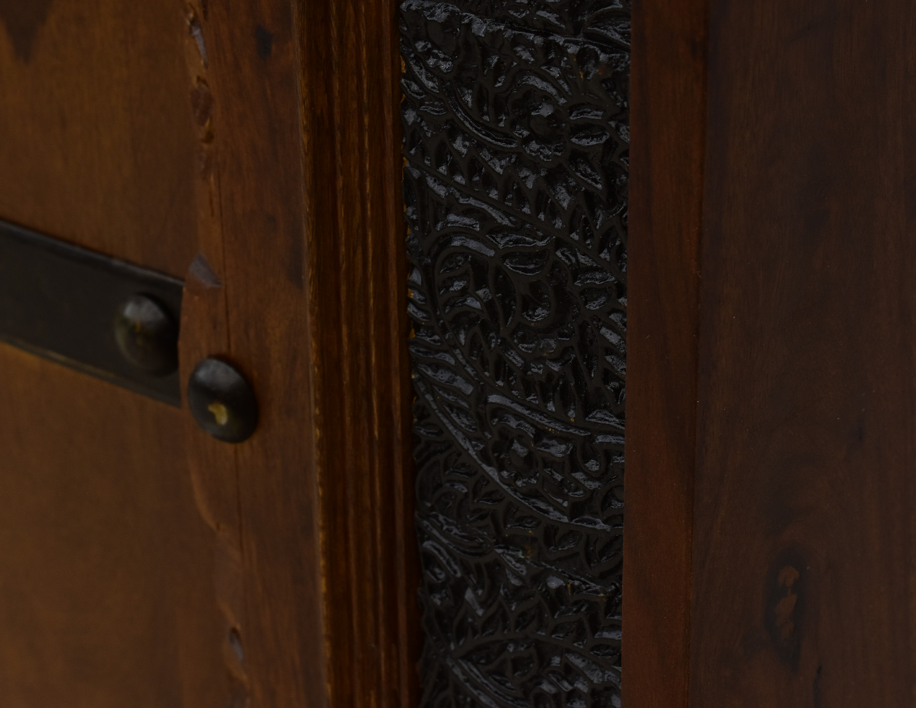 komoda-kolonialna-lite-drewno-palisander-indyjski-recznie-rzezbiona-metalowe-okucia (24)