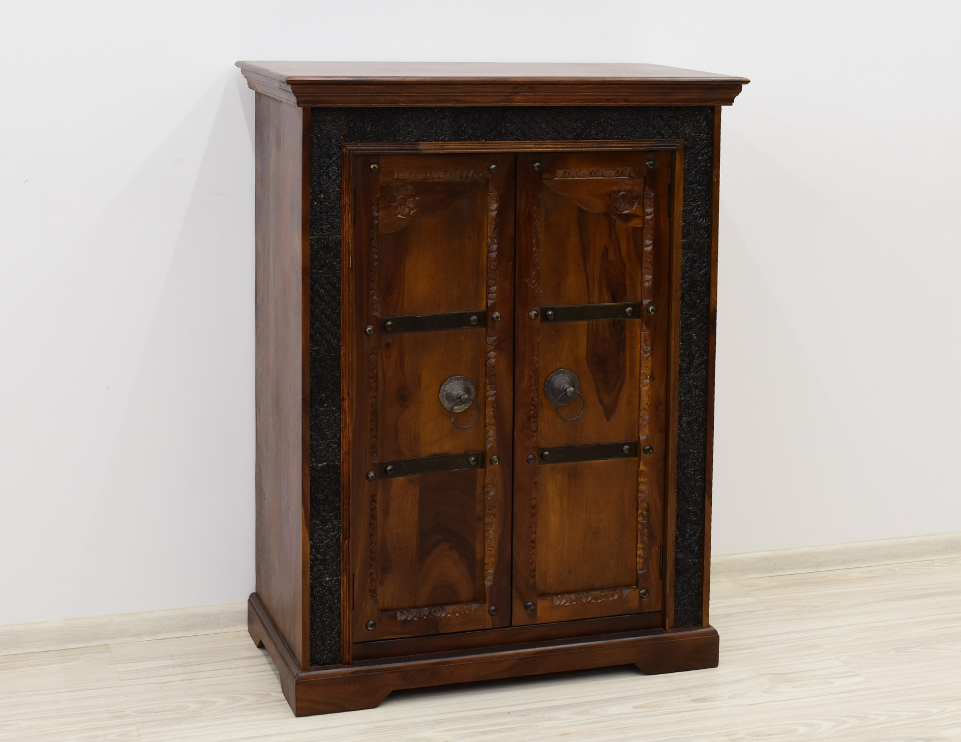 komoda-kolonialna-lite-drewno-palisander-indyjski-recznie-rzezbiona-metalowe-okucia (5)