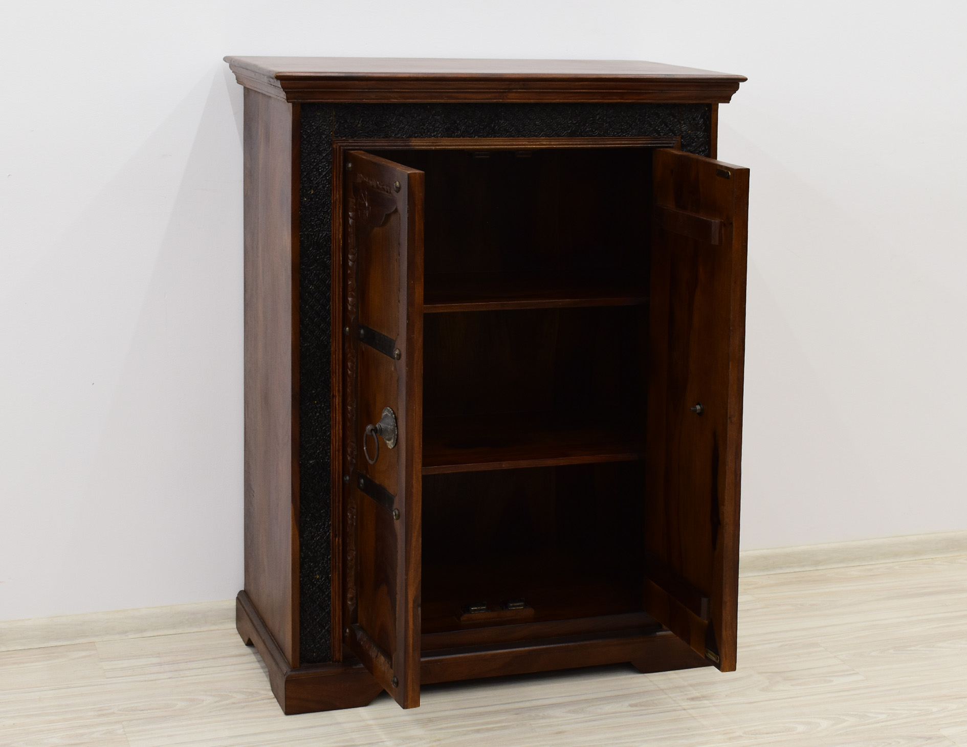 komoda-kolonialna-lite-drewno-palisander-indyjski-recznie-rzezbiona-metalowe-okucia (6)