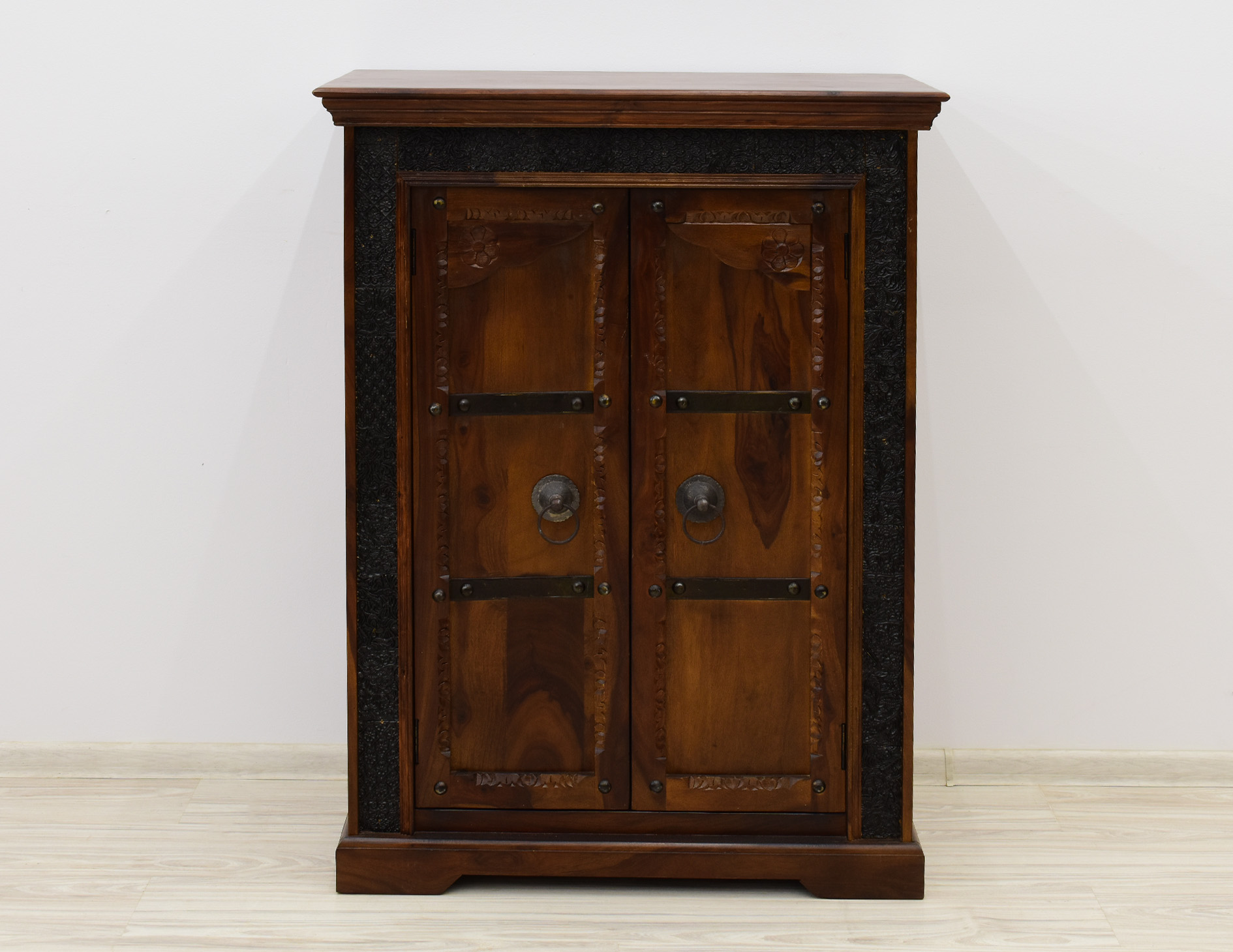 komoda-kolonialna-lite-drewno-palisander-indyjski-recznie-rzezbiona-metalowe-okucia (7)