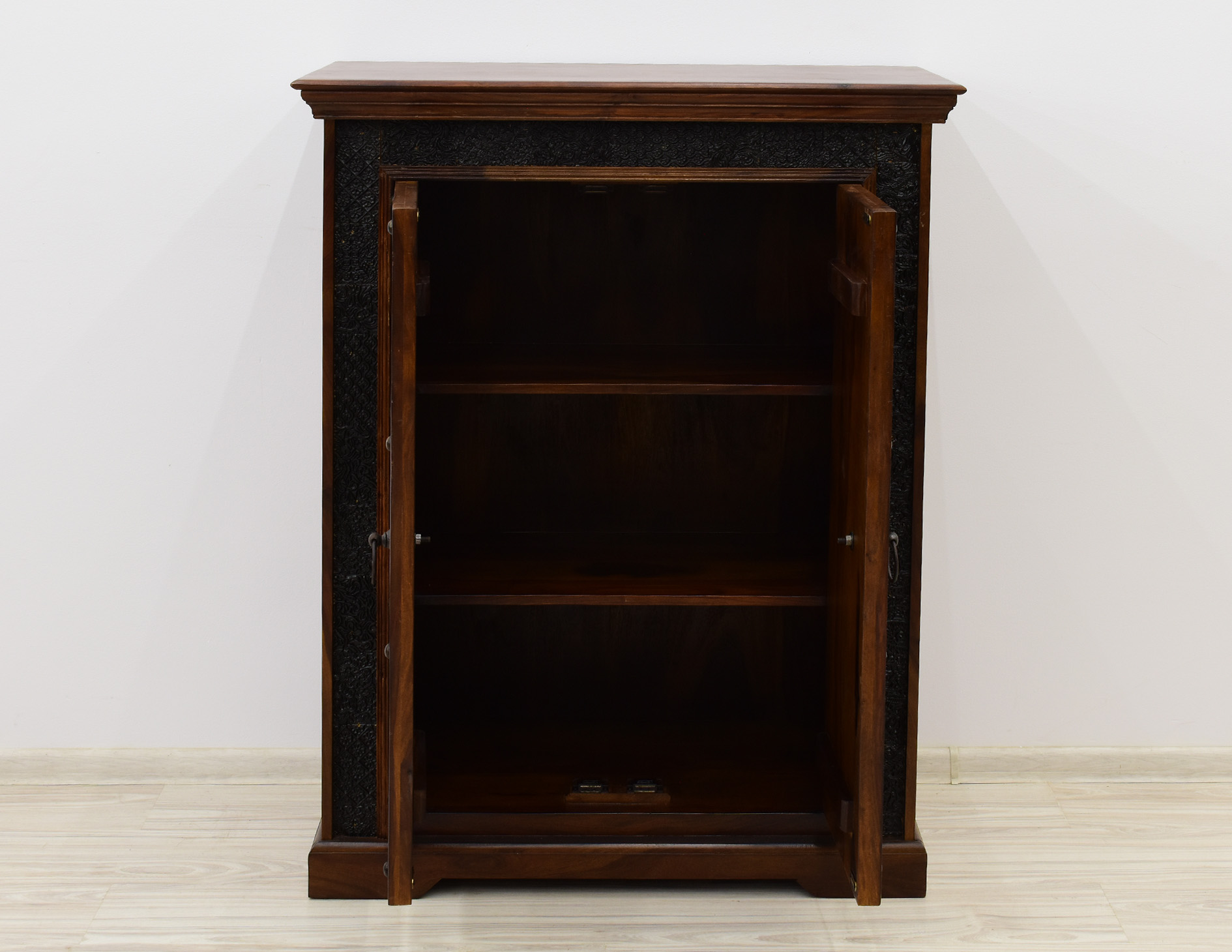 komoda-kolonialna-lite-drewno-palisander-indyjski-recznie-rzezbiona-metalowe-okucia (8)