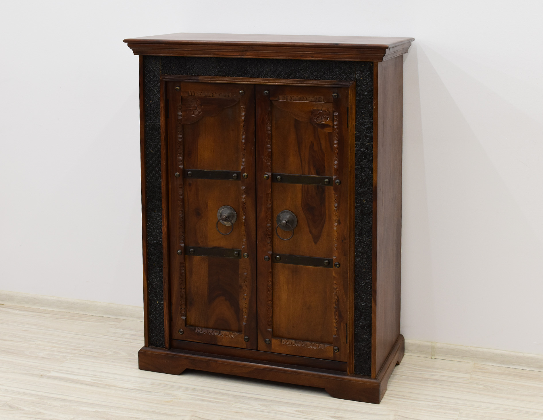 komoda-kolonialna-lite-drewno-palisander-indyjski-recznie-rzezbiona-metalowe-okucia (9)