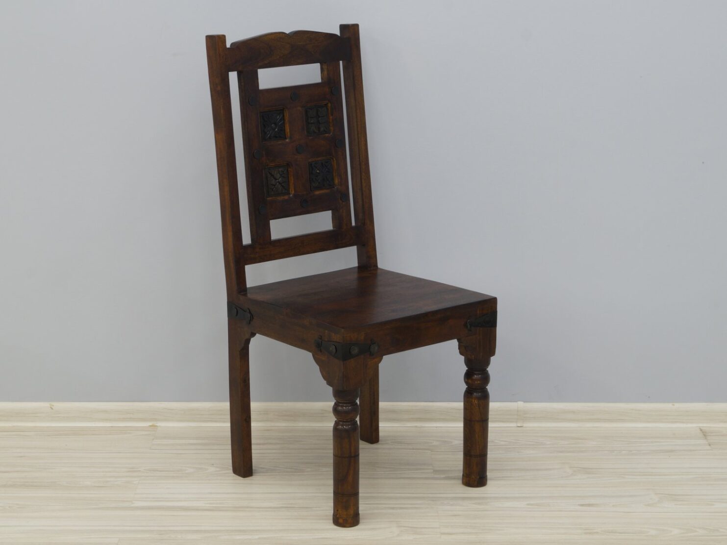 Krzesło kolonialne lite drewno akacja indyjska rzeźbione ciemny brąz