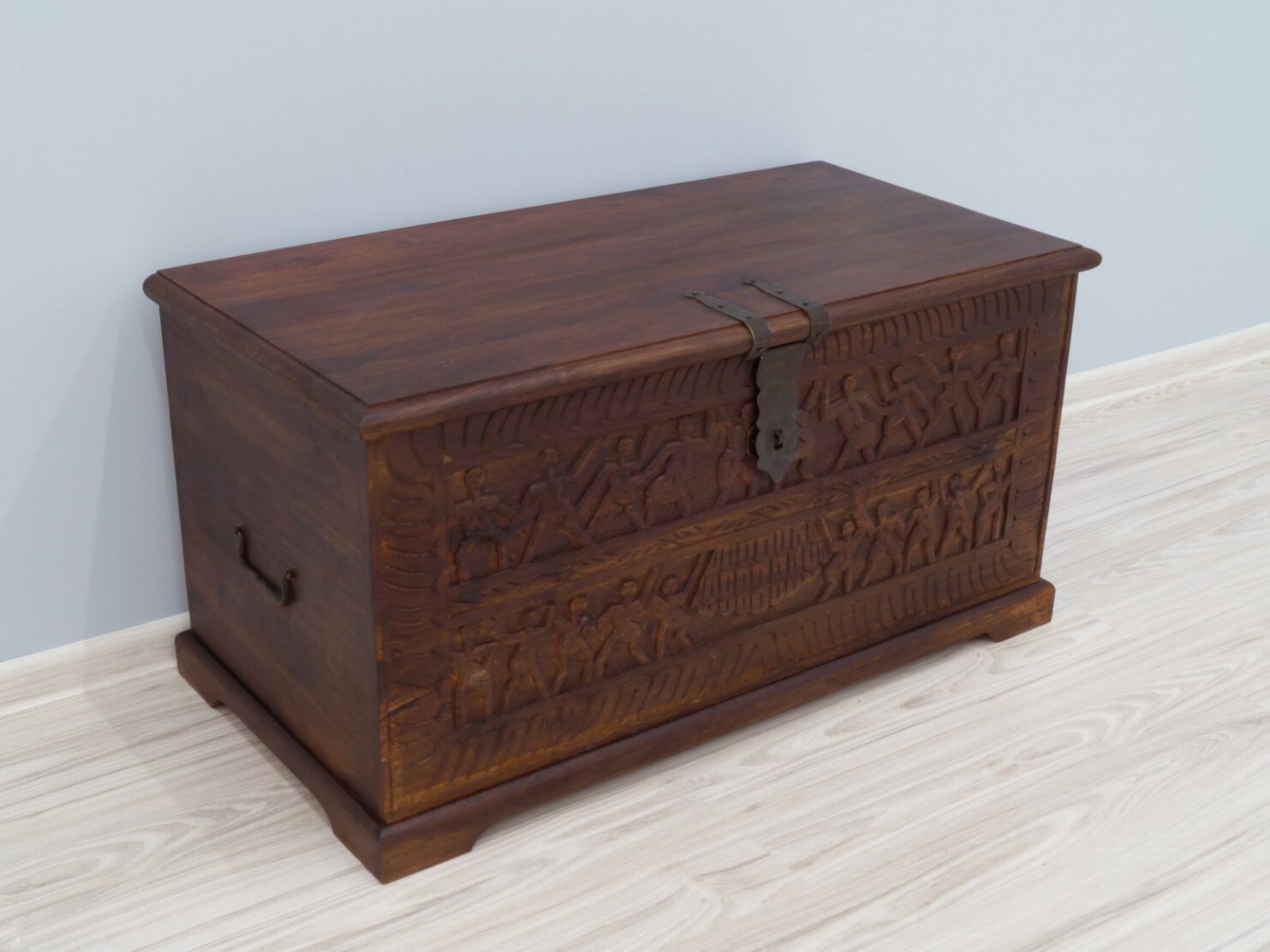 Kufer kolonialny lite drewno palisander indyjski rzeźbiony mały ciemny brąz
