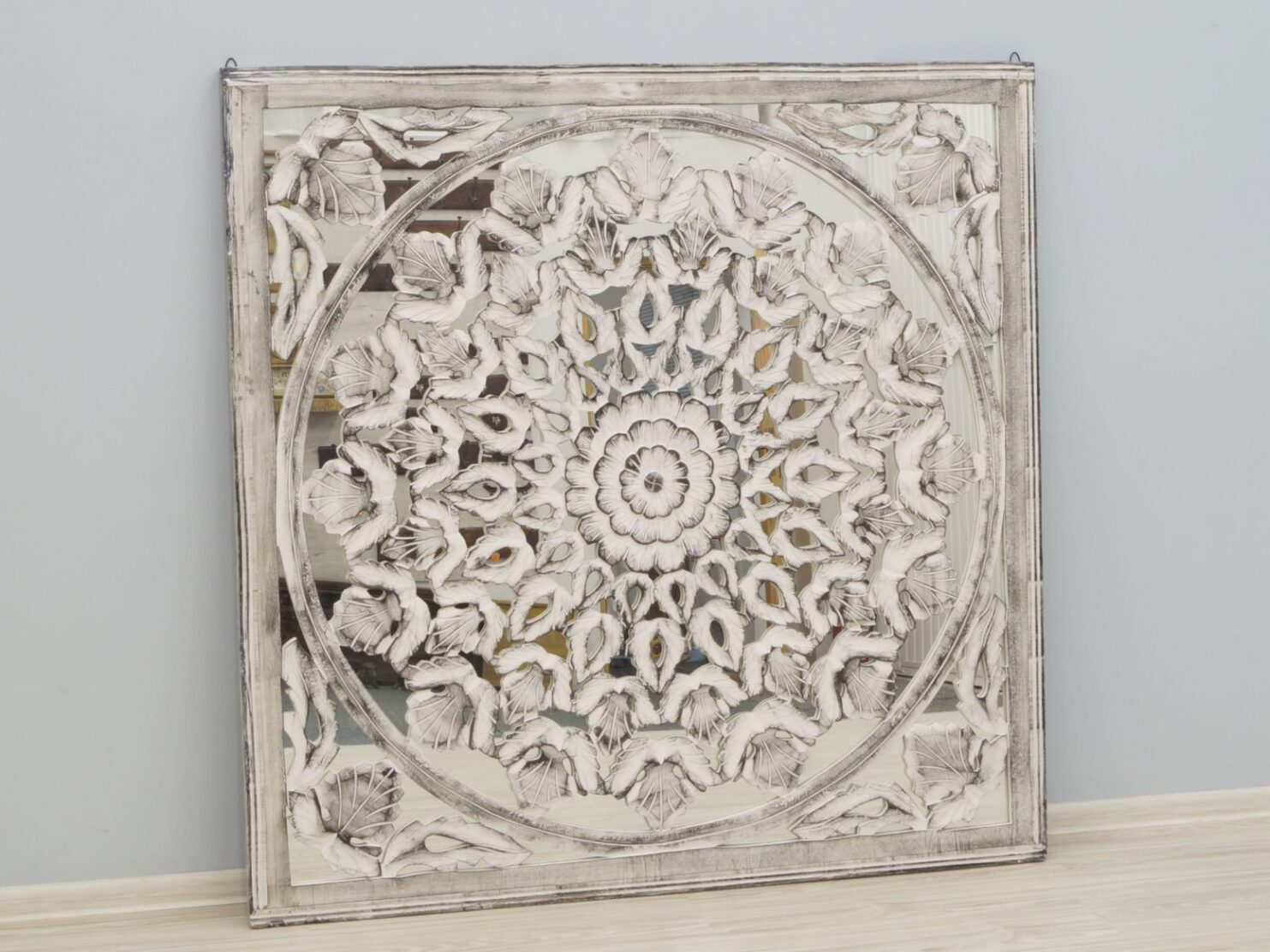 Panel ścienny dekoracyjny wykonany ręcznie bielony ażurowy z lustrem kwadratowy