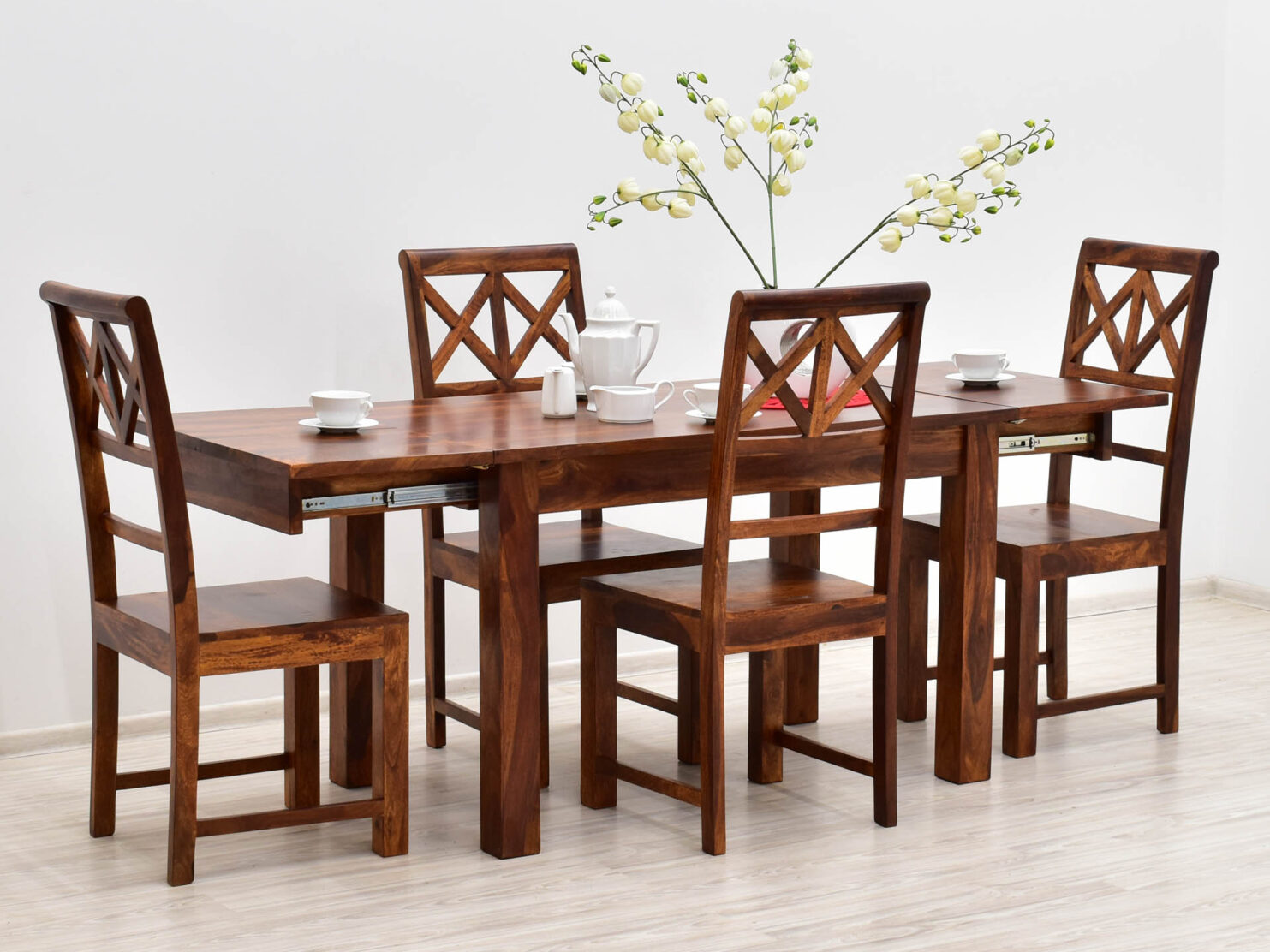 komplet-obiadowy-kolonialny-stol-rozkladany-4-krzesla-azurowe-oparcia-lite-drewno-palisander-cieply-braz