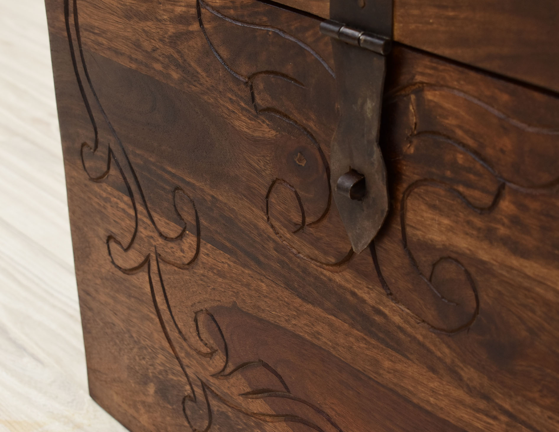 kufer-kolonialny-skrzynia-lite-drewno-palisander-indyjski-rzezbiona (22)