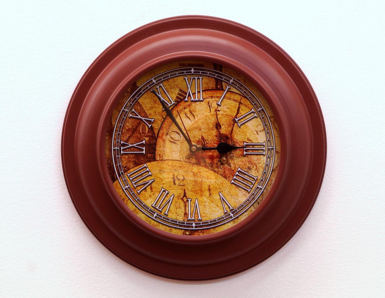 Zegar ścienny okrągły metalowa rama dekorowany cyferblat rzymskie cyfry