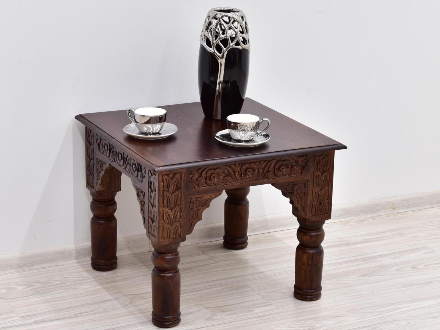 stolik kawowy rzeźbiony ciemnobrązowy palisander indyjski