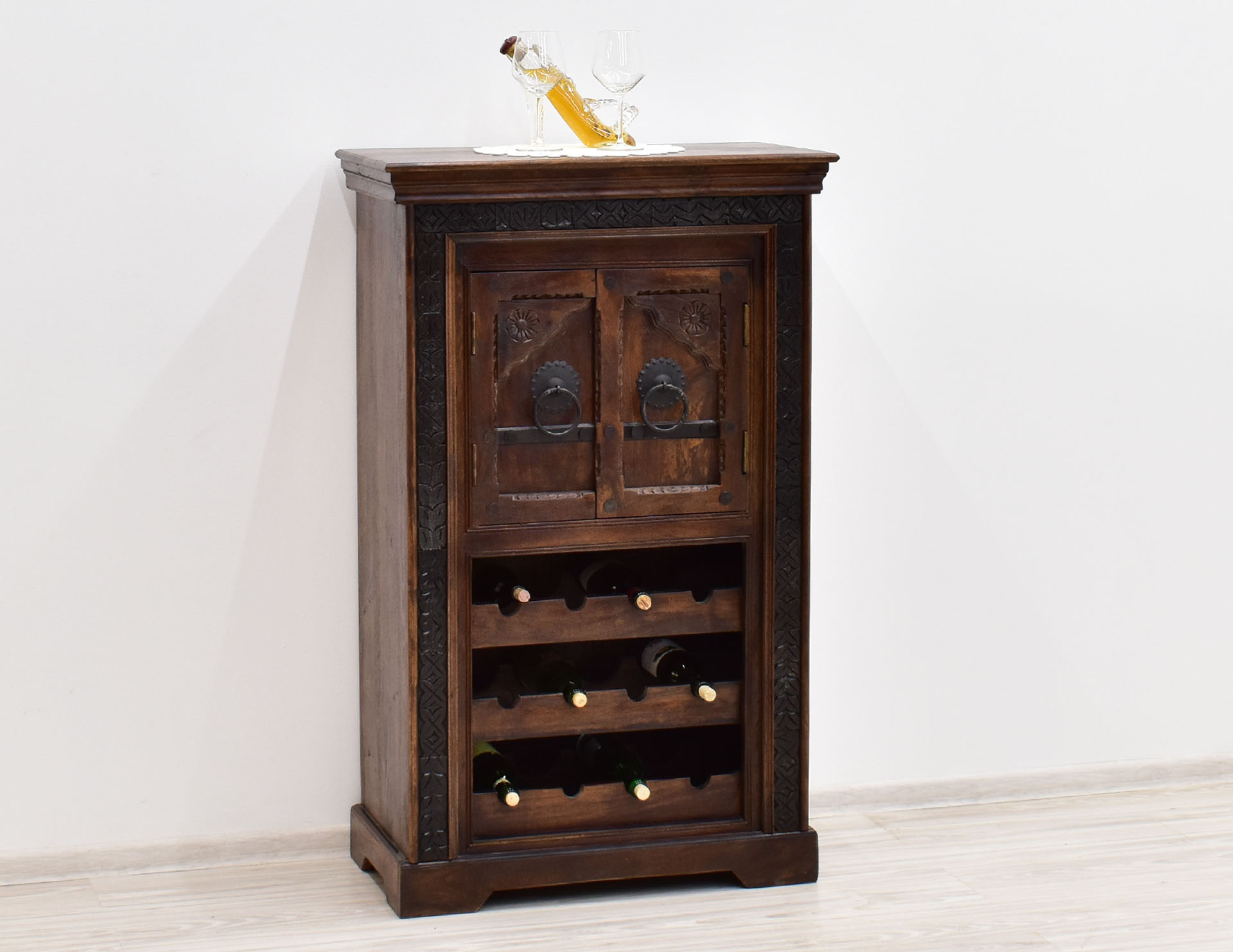 komoda-na-wino-kolonialna-lite-drewno-akacja-indyjska-rzezbiona (1)