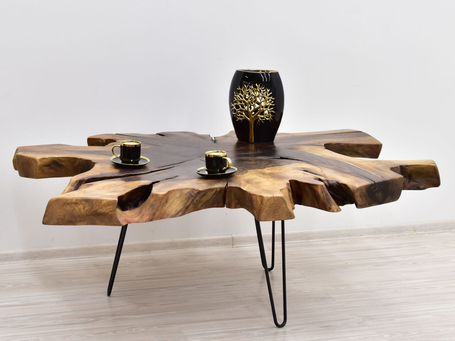 unikatowy-stolik-lawa-rekodzielo-z-litego-drewna-olejowanego-orzecha-wloskiego