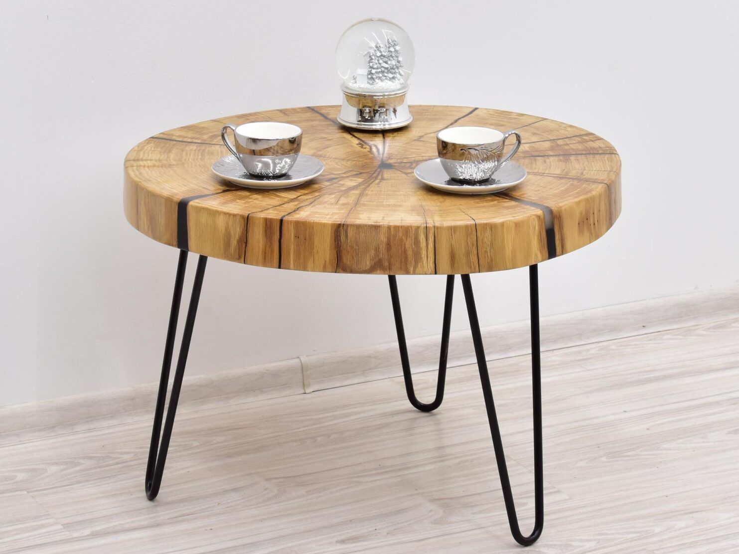 stolik-kawowy-z-blatem-z-plastra-litego-drewna-debu-w-stylu-modernistycznym