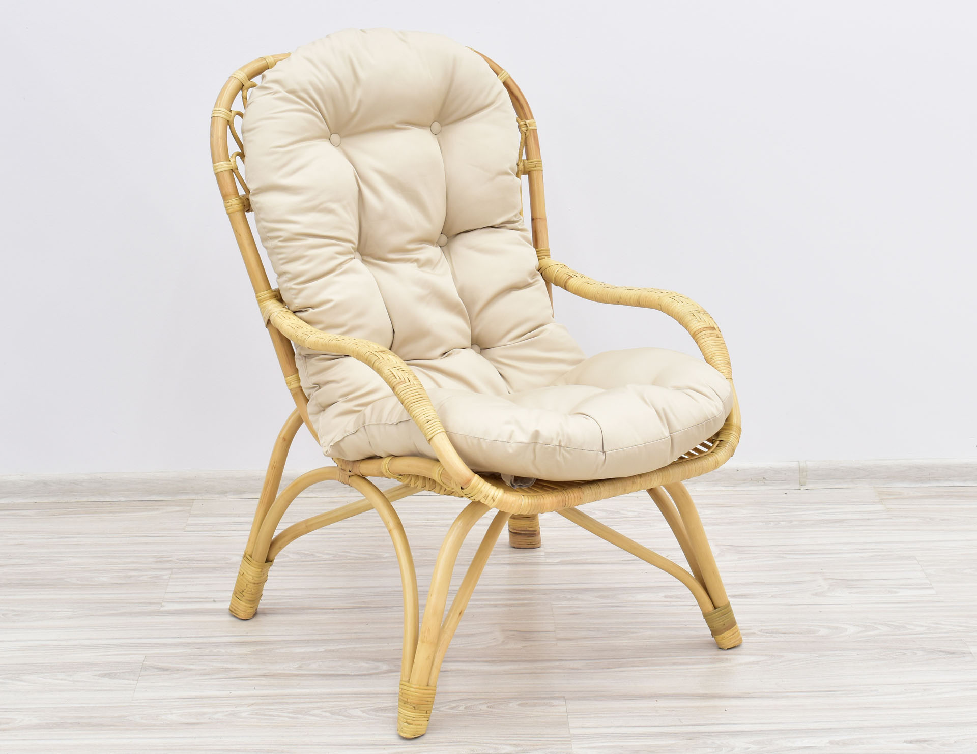 krzeslo-z-rattanu-z-podlokietnikami-w-kolorze-naturalnym-z-poduszka