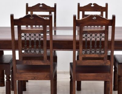 Zestaw krzeseł drewnianych z metaloplastyką