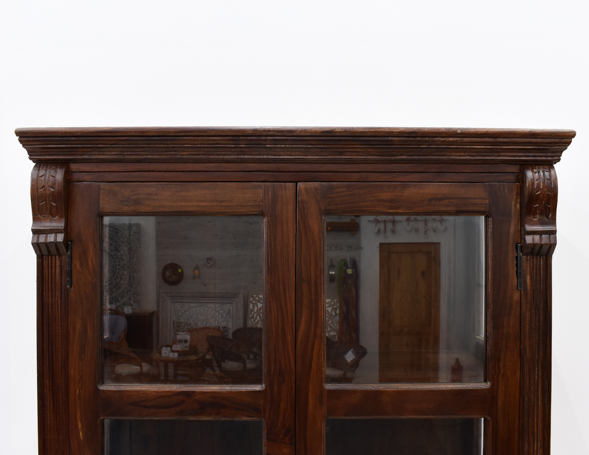 witryna-kolonialna-lite-drewno-palisander-indyjski-przeszklona-w-klasycznym-stylu (13)