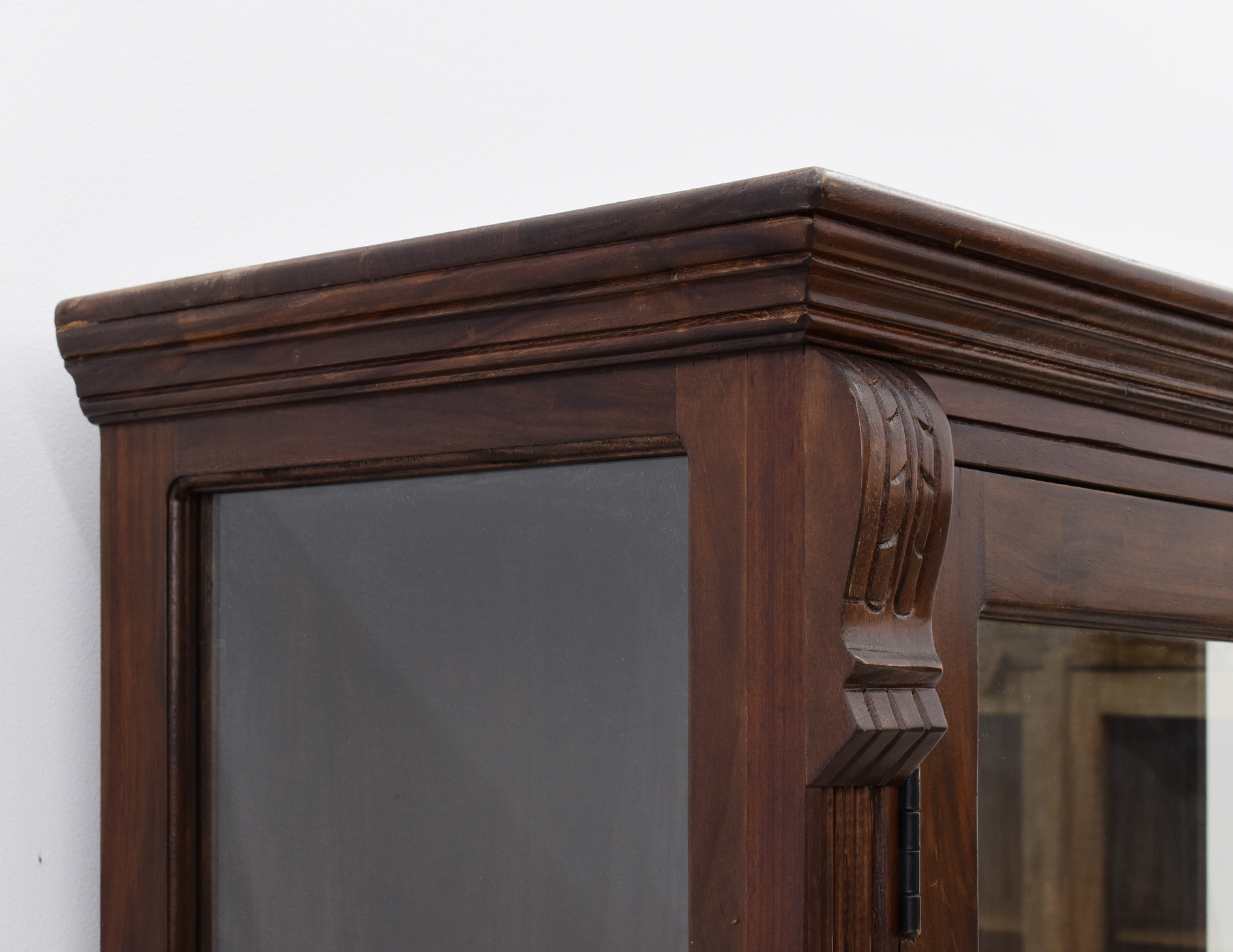 witryna-kolonialna-lite-drewno-palisander-indyjski-przeszklona-w-klasycznym-stylu (14)