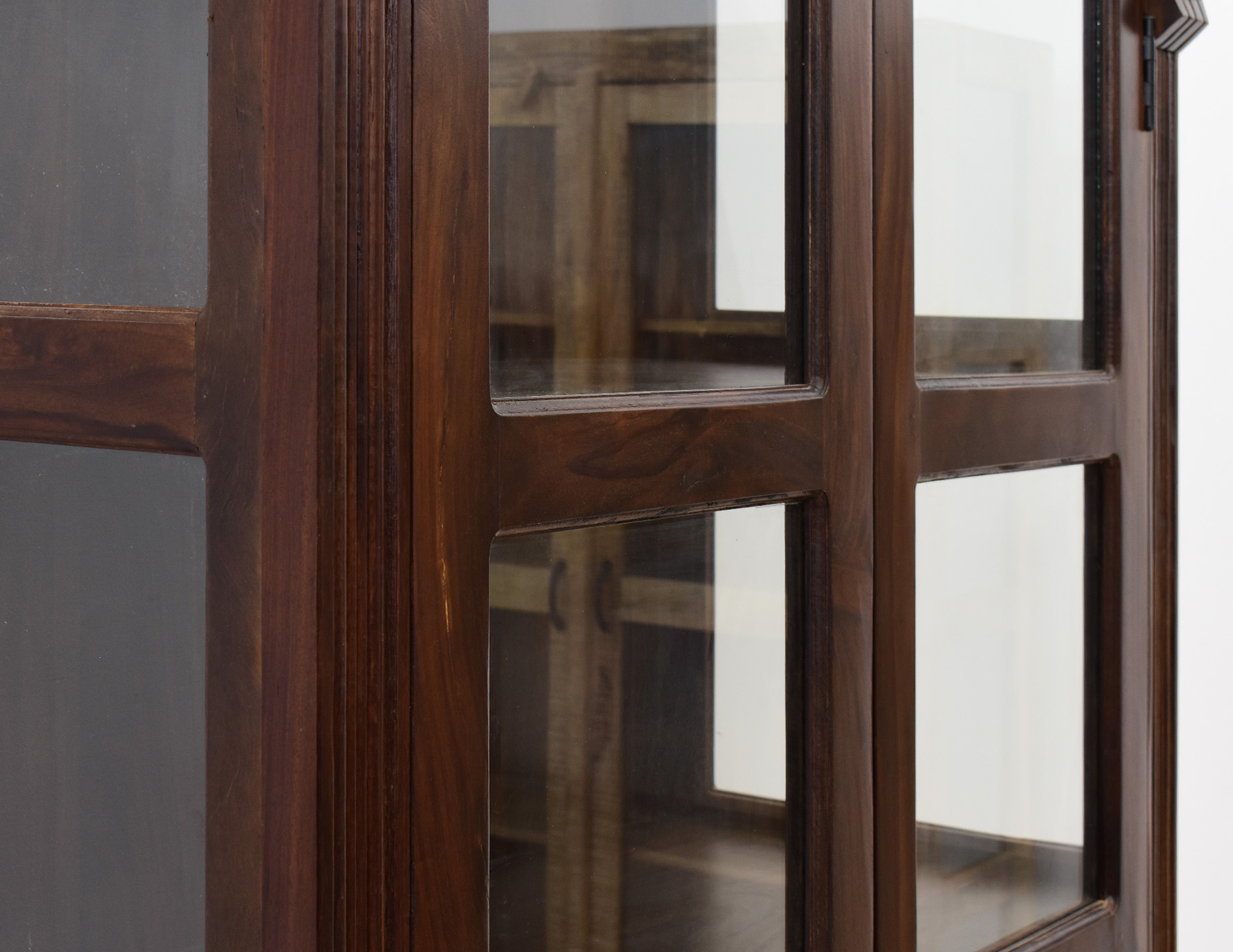 witryna-kolonialna-lite-drewno-palisander-indyjski-przeszklona-w-klasycznym-stylu (15)