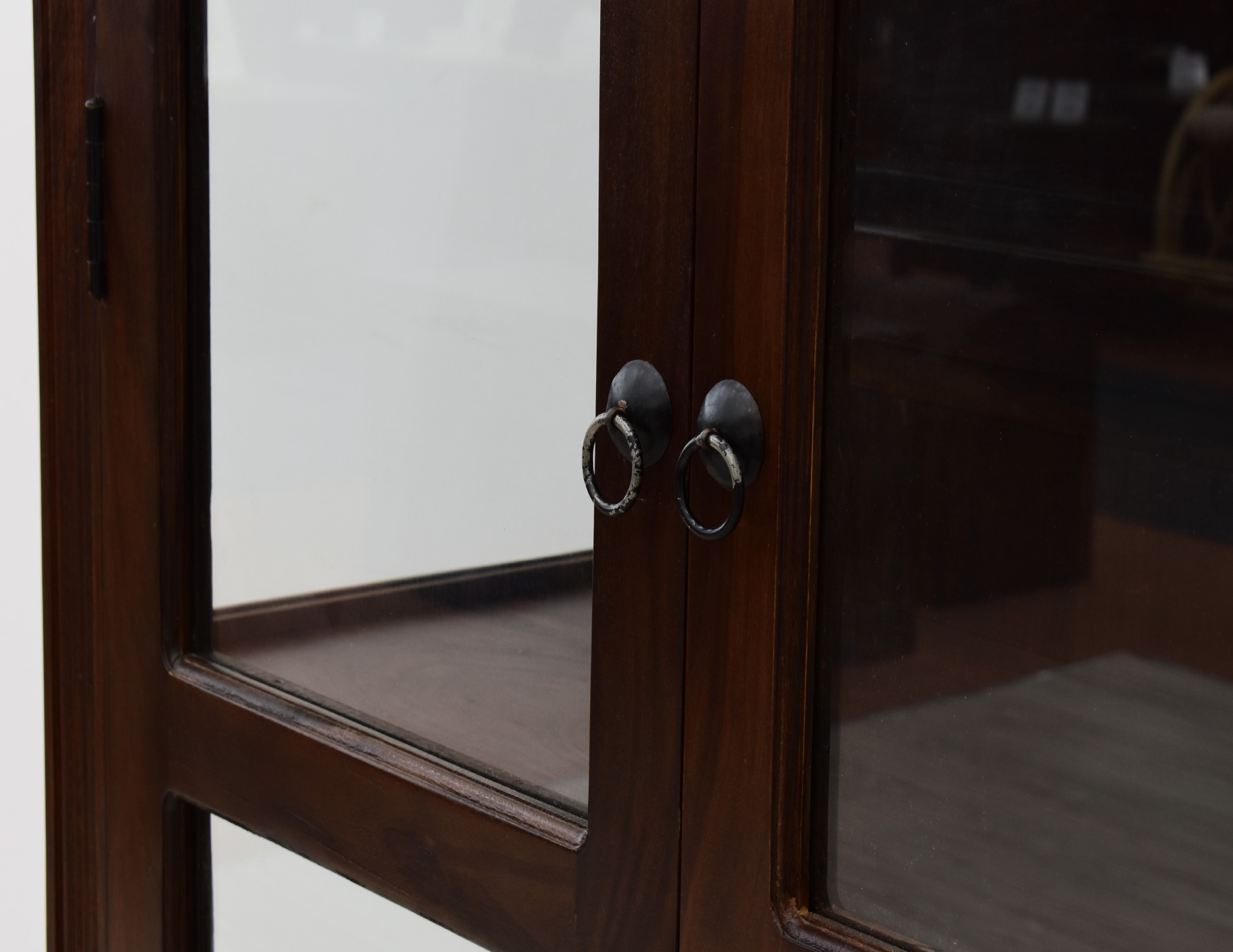 witryna-kolonialna-lite-drewno-palisander-indyjski-przeszklona-w-klasycznym-stylu (16)