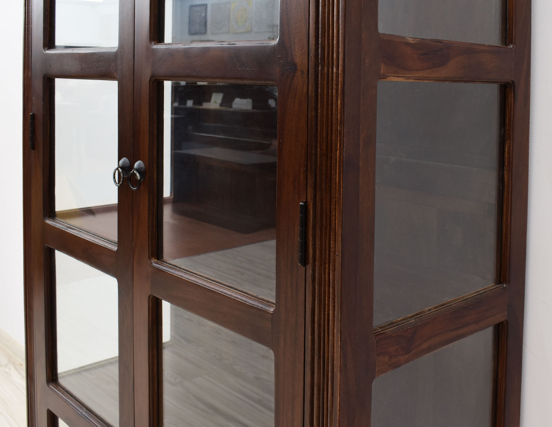 witryna-kolonialna-lite-drewno-palisander-indyjski-przeszklona-w-klasycznym-stylu (17)