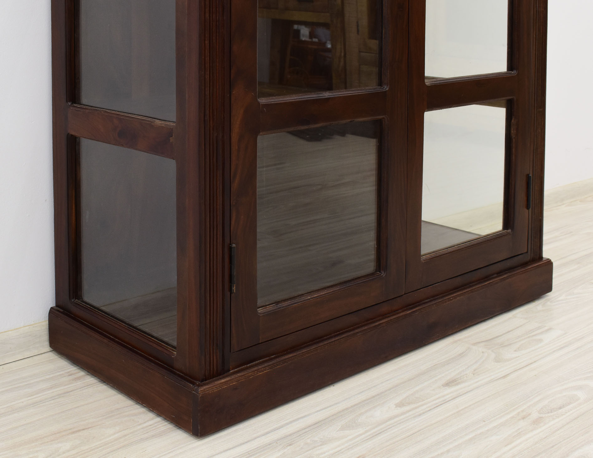 witryna-kolonialna-lite-drewno-palisander-indyjski-przeszklona-w-klasycznym-stylu (18)