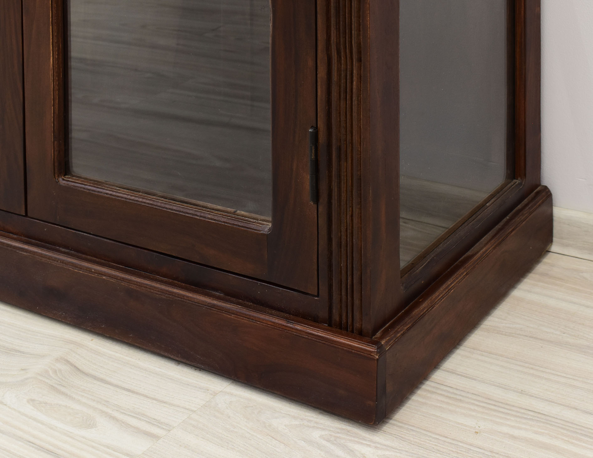 witryna-kolonialna-lite-drewno-palisander-indyjski-przeszklona-w-klasycznym-stylu (20)