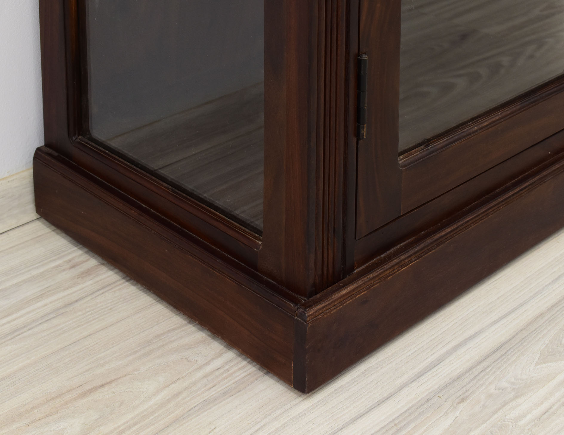 witryna-kolonialna-lite-drewno-palisander-indyjski-przeszklona-w-klasycznym-stylu (21)