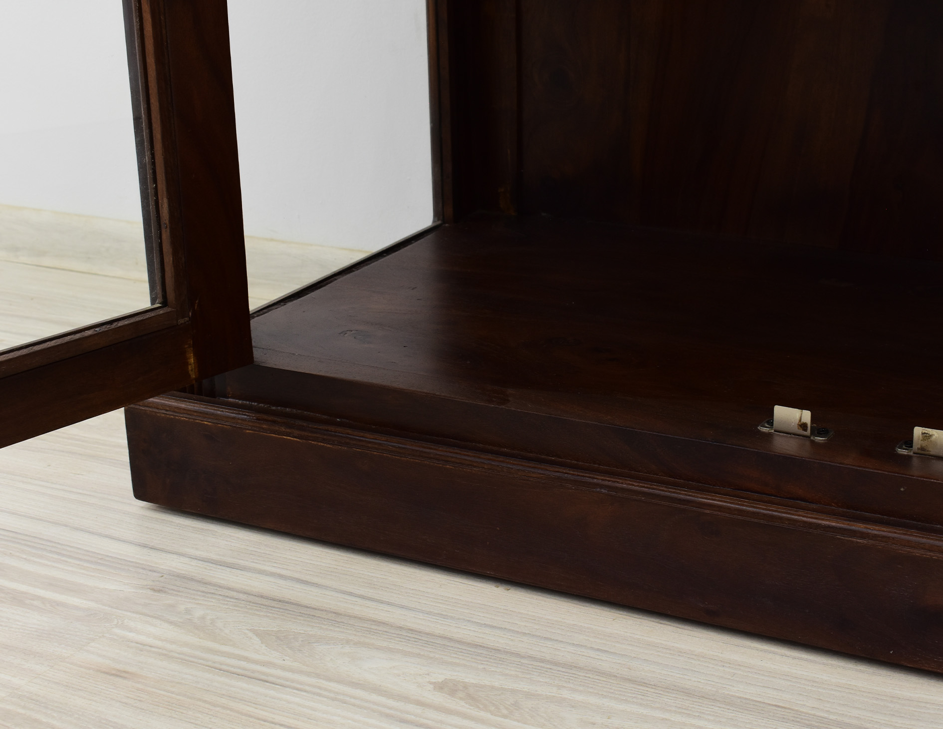 witryna-kolonialna-lite-drewno-palisander-indyjski-przeszklona-w-klasycznym-stylu (22)