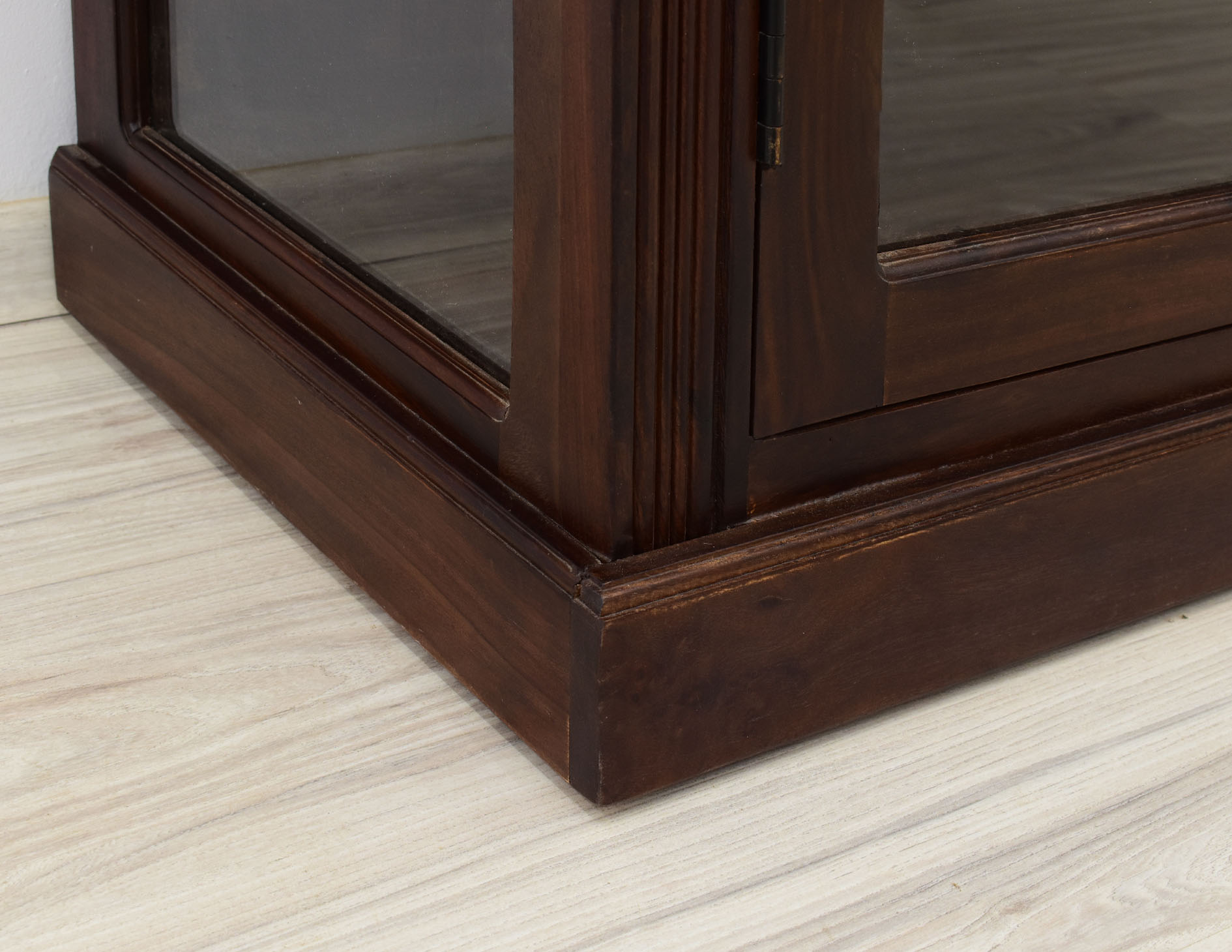 witryna-kolonialna-lite-drewno-palisander-indyjski-przeszklona-w-klasycznym-stylu (23)