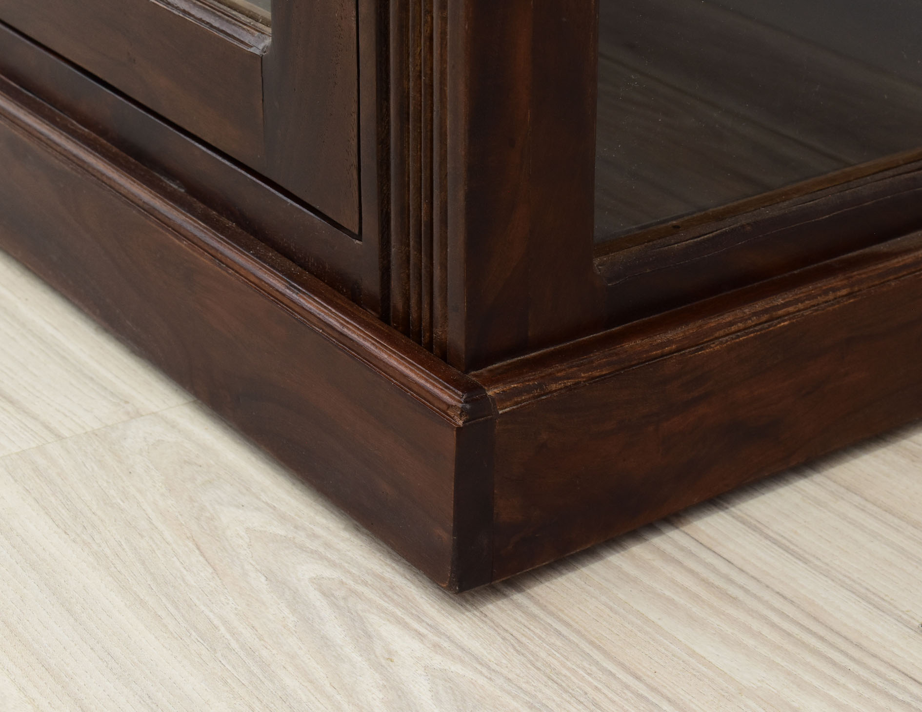 witryna-kolonialna-lite-drewno-palisander-indyjski-przeszklona-w-klasycznym-stylu (24)