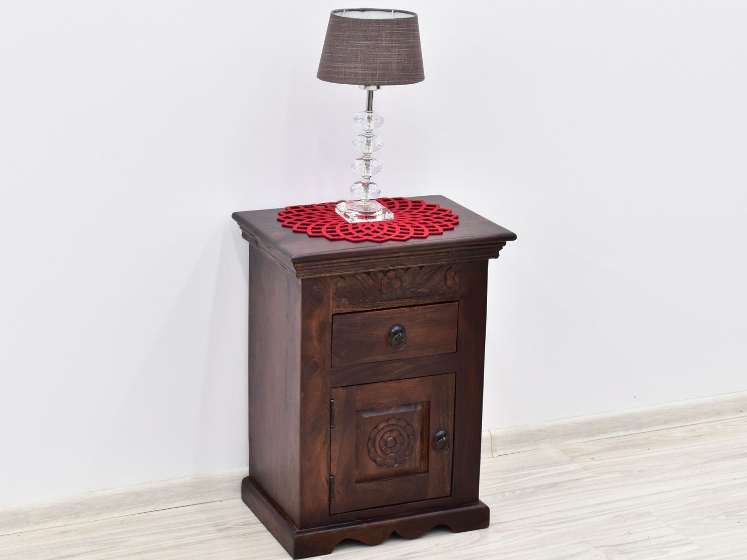 szafka-nocna-carved-lite-drewno-palisander-indyjski-recznie-rzezbiona-ciemny-braz-prawa