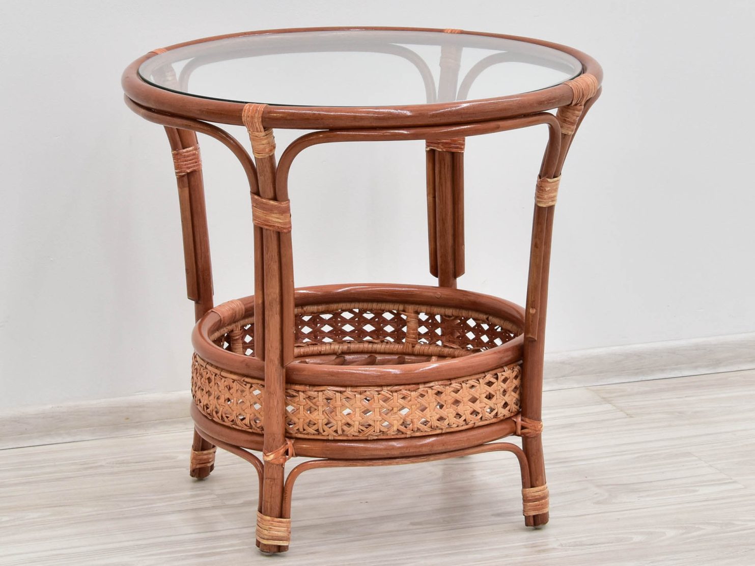 stolik-rattanowy-okragly-z-szyba-i-polka-bali-koniak