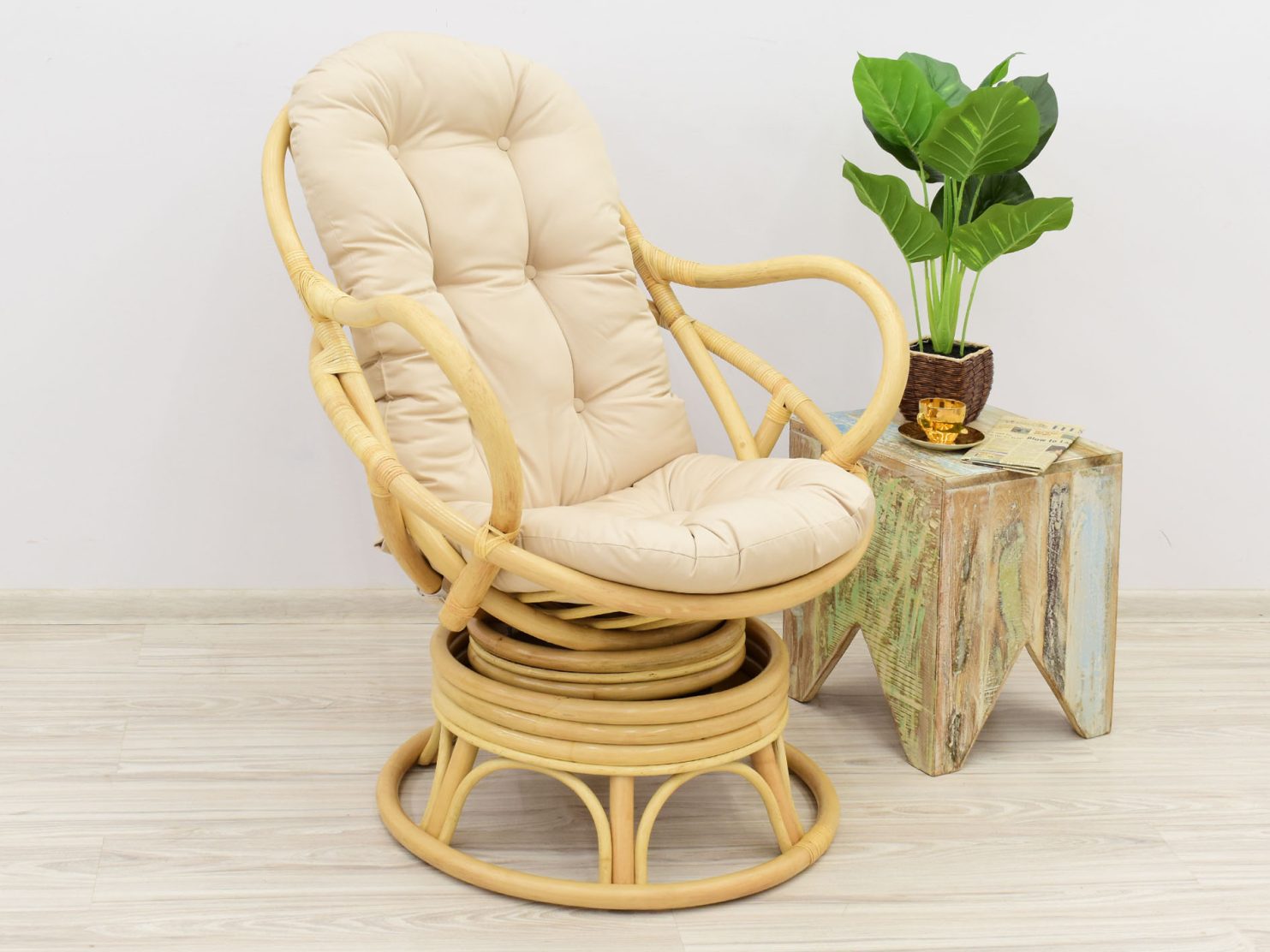 fotel-bujano-obrotowy-z-rattanu-w-kolorze-naturalnym